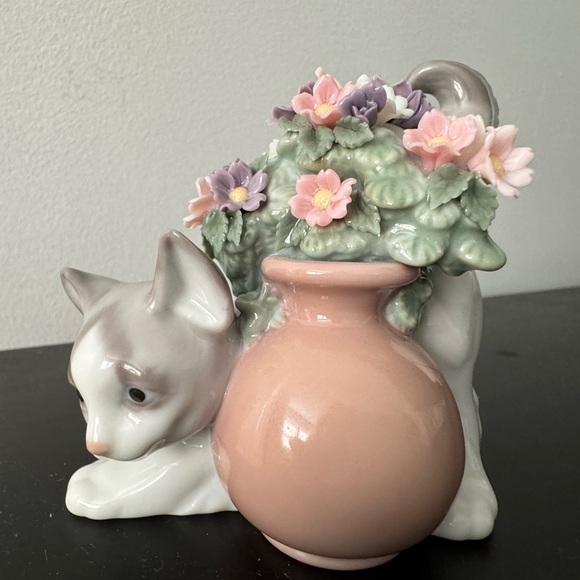 Lladro Other - Lladro 6566 secret spot figurine retired in 2004